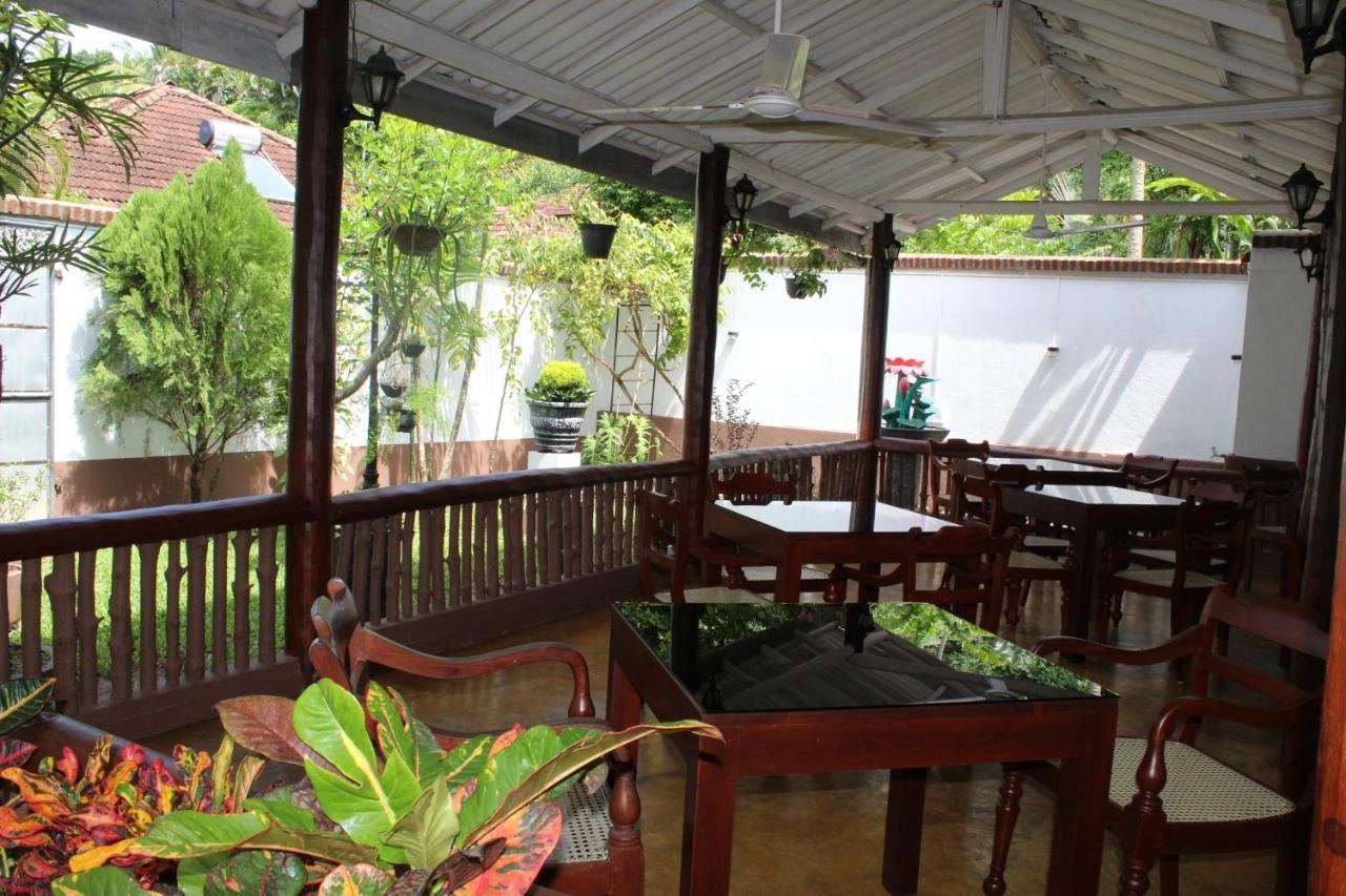 Blue Eyes Inn Unawatuna Buitenkant foto