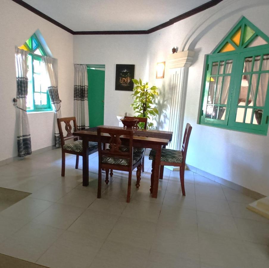 Blue Eyes Inn Unawatuna Buitenkant foto