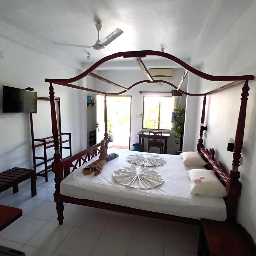 Blue Eyes Inn Unawatuna Buitenkant foto